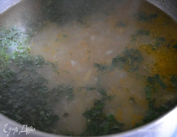 Добавить в суп зелень. Снять с плиты. Дать настояться 5 минут.