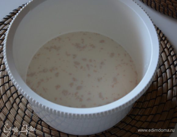 Свежие дрожжи развести в теплом молоке (200 мл) с сахаром.