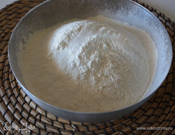 Муку просеять с солью.