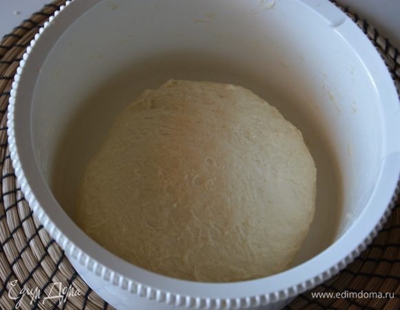 Месить 7-10 минут. Это важно. Тесто будет фантастически мягким и пушистым. Скатать в шар, накрыть пленкой и убрать в теплое место. Я убирала в предварительно разогретую до 50°С духовку на 30-40 минут.