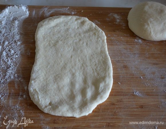 Тесто раскатать овалом.
