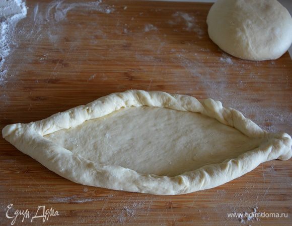 Слепить лодочку: заворачивать, подгибая края внутрь, и соединить концы.