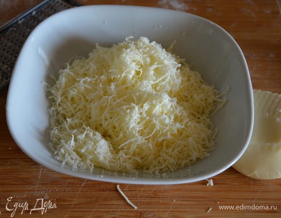 Сыр сулугуни натереть на терке.