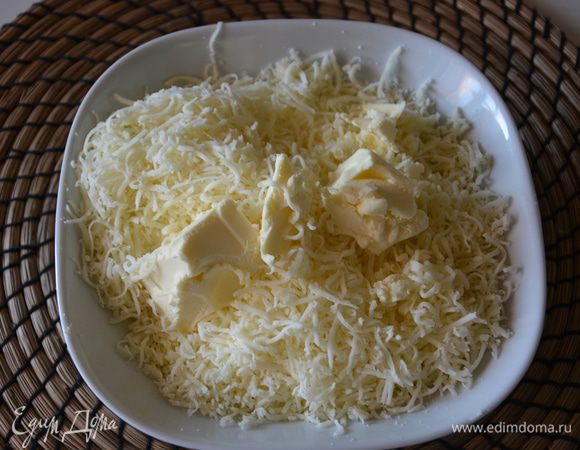 Добавить мягкое сливочное масло, перемешать. Вбить 1 яйцо.