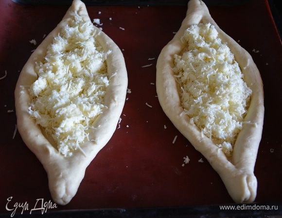 Выложить начинку на лодочки, дать подняться 15-20 минут.