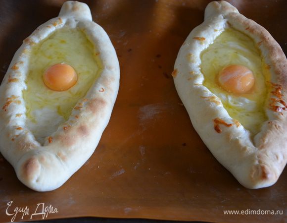 Выпекать в хорошо разогретой духовке при 250°С 10 минут. Вынуть, влить на сырную начинку яйцо, не разбивая желток. 