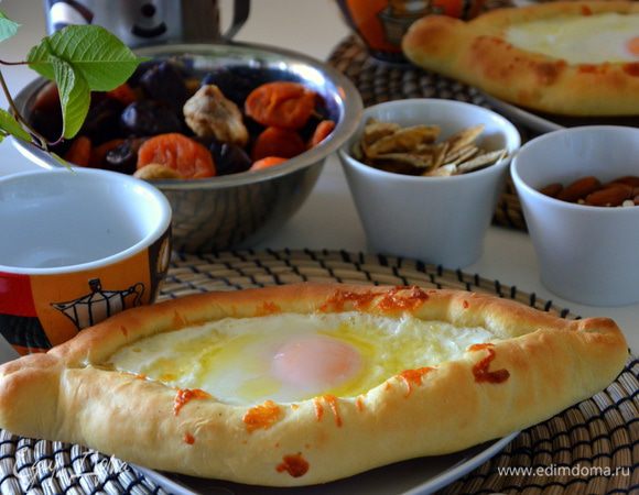 Кушать, отламывая и макая края лепешки в жидкий желток. 
Приятного вам аппетита!