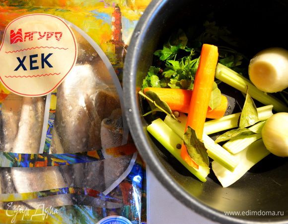 В чашу мультиварки выложить стебель сельдерея, морковь, лавровый лист, лук, перец душистый горошком, петрушку, соль. Влить воду и готовить в режиме «Суп» или «Варка» 15 минут.