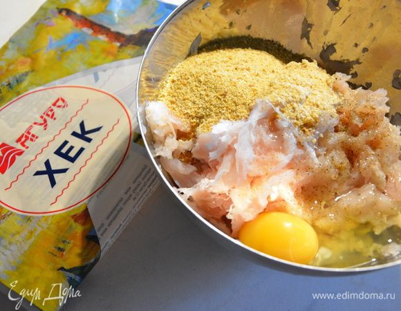 Хека ТМ «Магуро» помыть, отделить филе. К филе добавить молоко и измельчить в блендере или пропустить через мясорубку (без молока). К рыбному фаршу добавить яйцо, соль, перец, панировочные сухари (у меня 3 ст. л. с горкой). 