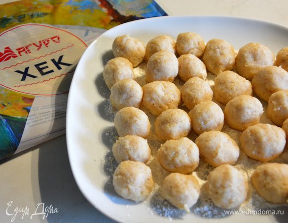 Перемешать, слепить фрикадельки. Я выкладывала фрикадельки на тарелку, слегка присыпанную мукой. 