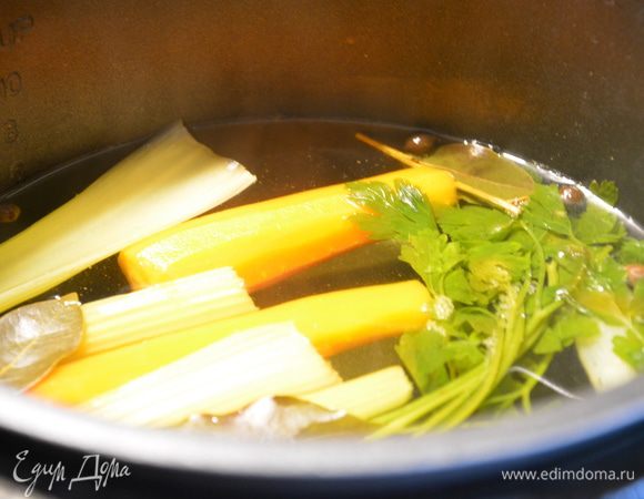 Процедить готовый бульон.