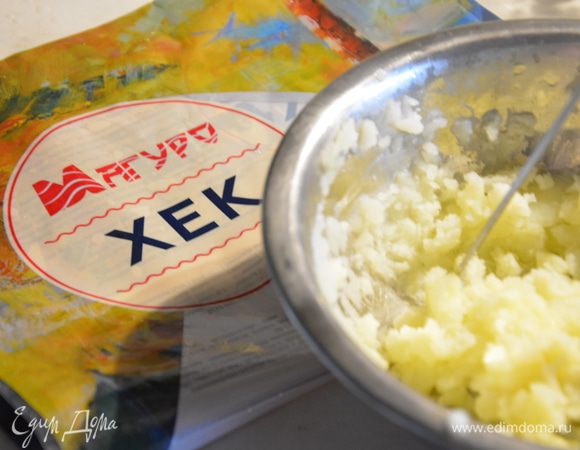 Картофель почистить, нарезать и отварить в бульоне. Размять картофель в пюре.