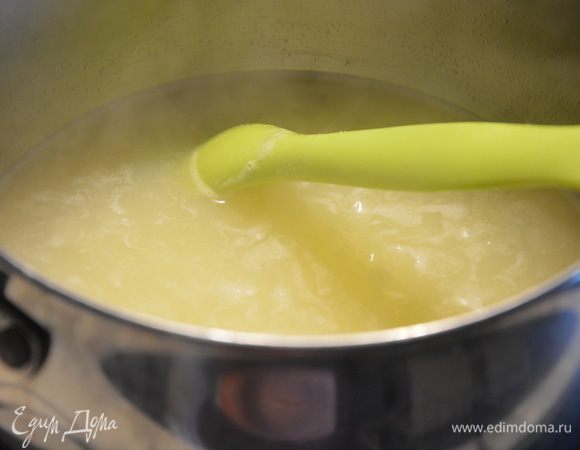 Добавить картофель в кипящий бульон, перемешать.