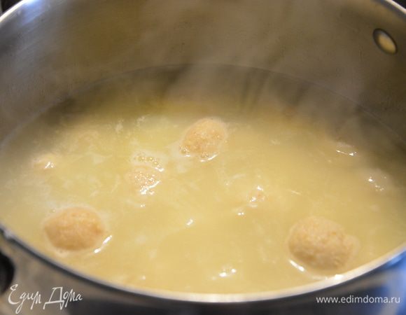 Выложить рыбные фрикадельки, варить до готовности. 