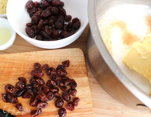 Нарезать сушеную бруснику, инжир, курагу. 
