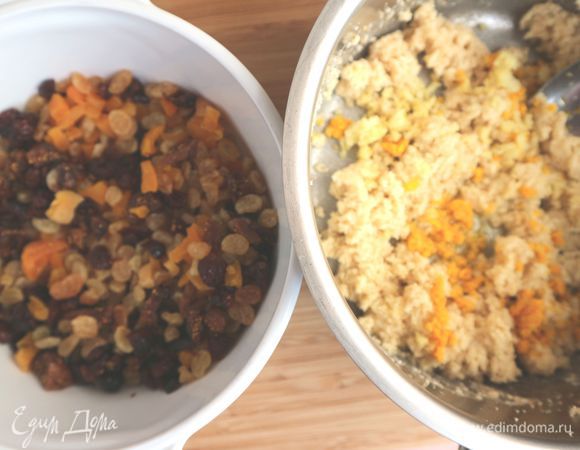 Добавить к смеси масла с сахаром цедру лимона и апельсина, а также лимонный сок, экстракт ванили. В другой миске смешать изюм, курагу, инжир и сушеную бруснику. Потом смешать сухофрукты со смесью масла и сахара.
