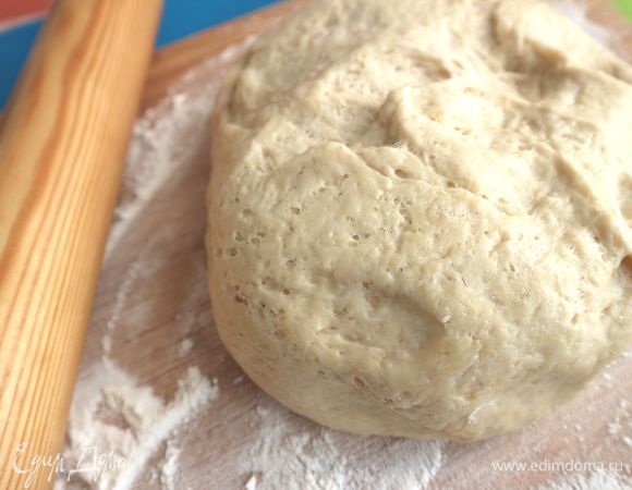 Положить тесто на рабочую поверхность, присыпанную мукой.