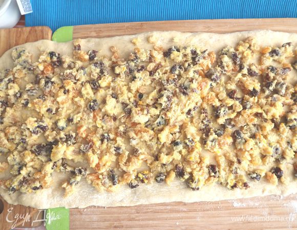 Раскатать тесто в форме прямоугольника 25 х 50 см. Распределить начинку по поверхности теста. 
