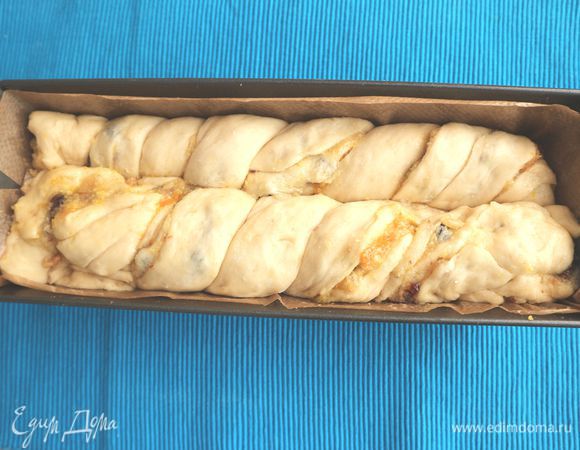 Положить тесто в форму для выпечки  размером 12 х 30 см, покрытую внутри пекарской бумагой. Накрыть его пищевой пленкой и оставить подниматься на час.
