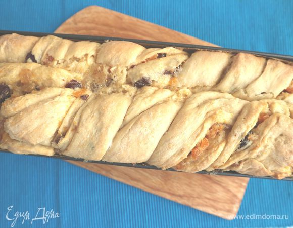 Разогреть духовку до 170°С. Снять пищевую пленку и поместить форму в духовку. Выпекать примерно 1 час до золотистой корочки. 