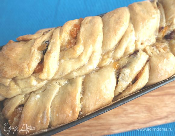 Глазурь. Нагреть в сотейнике воду, сахар и сливочное масло на небольшом огне. Держать на огне до тех пор, пока сахар полностью не растает. Распределить горячую смесь по хлебу и оставить в форме на полчаса.  