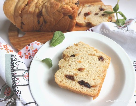 Вынуть из формы и дать остыть полностью. Убрать в холодильник на ночь, накрыв фольгой. За это время структура хлеба стабилизируется, и можно начинать чаепитие.
Приятного аппетита!