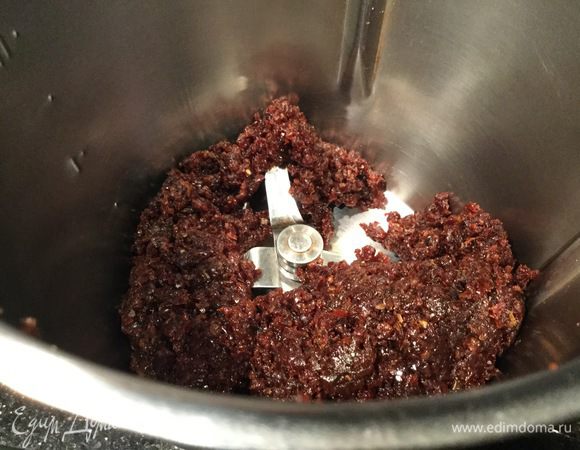 Удалите косточки из фиников. Измельчите финики до состояния пасты.