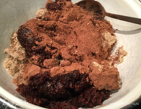 Смешайте финиковую пасту, ореховую крошку, соль и какао.