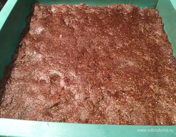 Возьмите силиконовую форму размером 20х20 см или застелите обычную пергаментом, выложите массу в форму, накройте пищевой пленкой и, нажимая рукой, уплотните массу. Поставьте в морозилку на 15 минут.