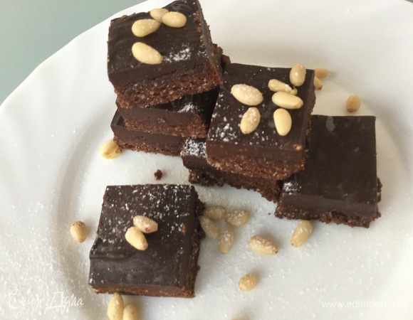 Аккуратно извлеките из формы и нарежьте конфеты. Украсьте по желанию.