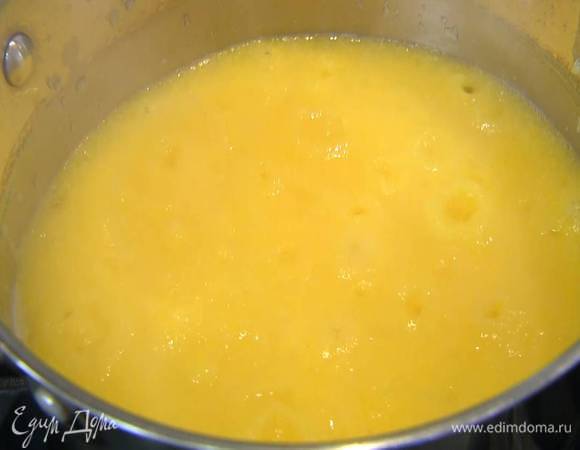 Поленту отварить согласно инструкции на упаковке.