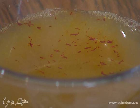 Открытые мидии выложить в дуршлаг, оставшийся соус процедить через сито, добавить в него шафран и дать постоять.