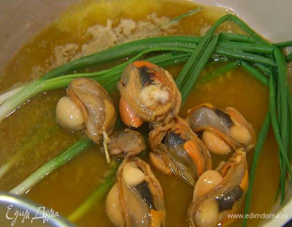 Мидии вынуть из раковин, выложить в сковороду с зеленым луком и все прогреть, затем лук и мидии вынуть, а соус слегка уварить и подавать на стол отдельно.