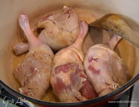 Утиные ножки слегка посолить, поперчить, смазать со всех сторон оливковым маслом и обжаривать в тяжелом сотейнике до появления румяной корочки.