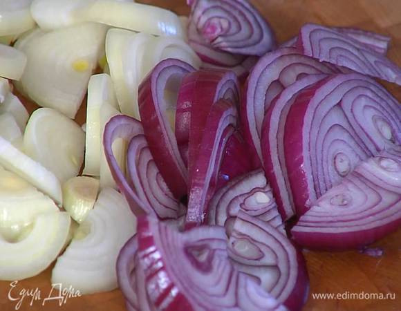 Весь лук почистить и нарезать толстыми полукольцами.