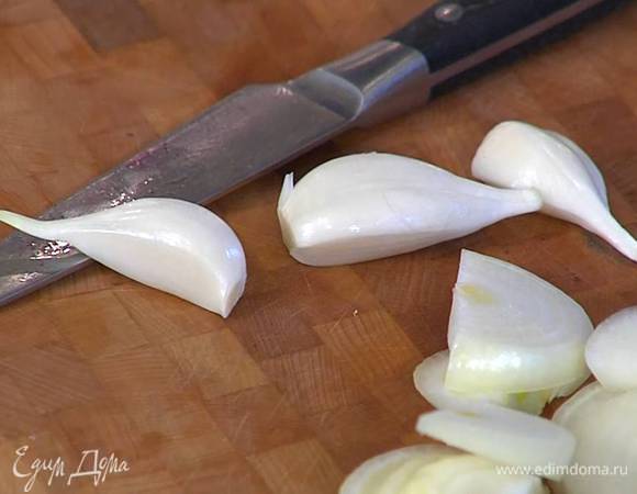 Чеснок почистить.
