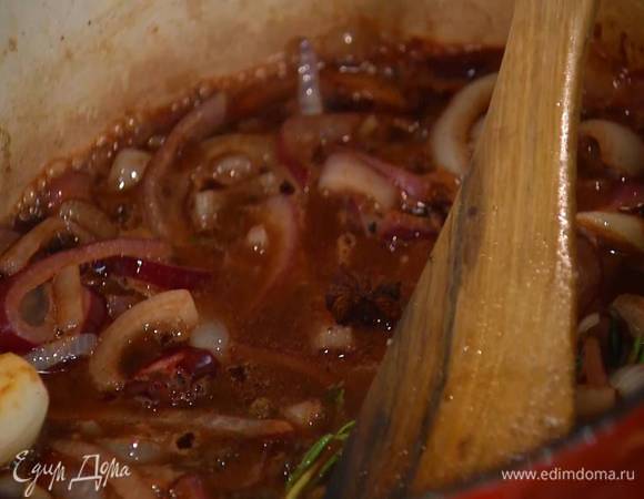 Добавить в сотейник бальзамический уксус, 250 мл вина, немного соли, душистый перец, бадьян, гвоздику и довести до кипения.