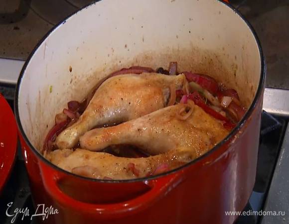 Вернуть в сотейник утиные ножки (они не должны быть полностью покрыты жидкостью), все перемешать и, периодически переворачивая ножки, готовить на медленном огне под крышкой около часа.
