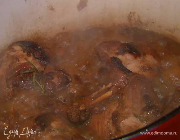 Еще раз перевернуть ножки, влить оставшееся вино и продолжать готовить под крышкой еще 40‒60 минут.