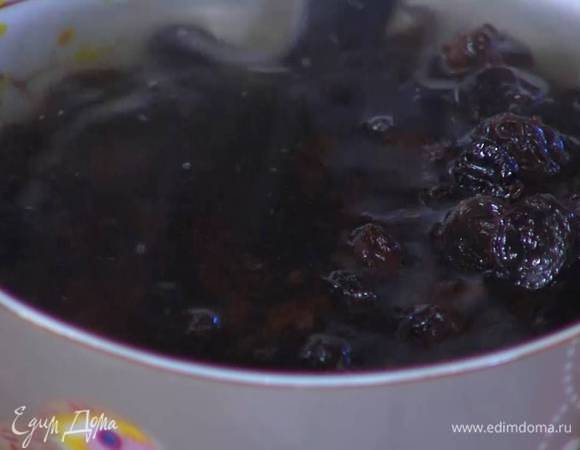Изюм залить кипятком и дать постоять.