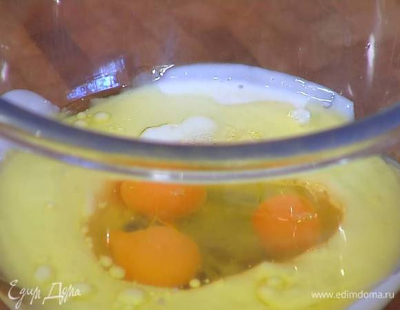 Кефир соединить с оливковым маслом, добавить яйца и взбить все блендером с насадкой-венчиком.