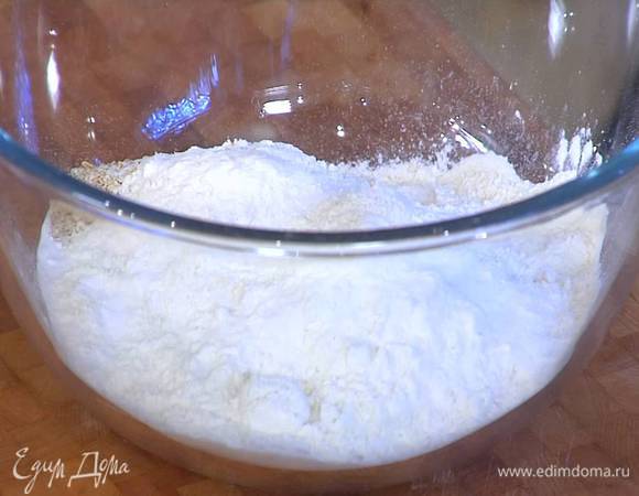 Подсушенные отруби перемешать с сахаром, мукой, содой, разрыхлителем и солью.