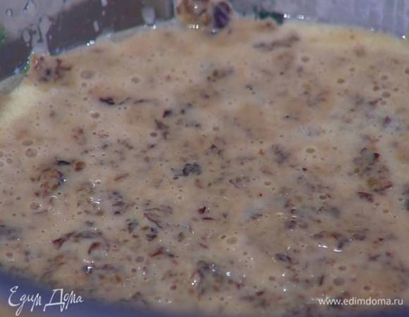 Изюм, слив воду, просушить бумажным полотенцем, добавить в кефирно-оливковую массу и слегка взбить погружным блендером, так чтобы 2/3 изюма измельчилось, а остальной был целым.