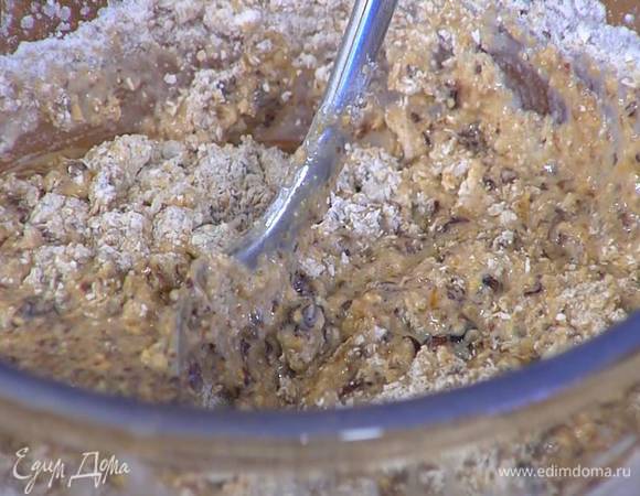 Отруби с сахаром и мукой соединить с кефирно-изюмной массой и вымешать тесто.