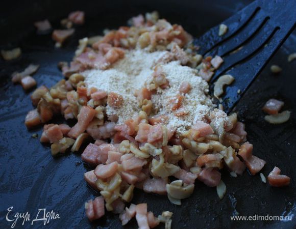 Мелко-мелко порежьте ветчину и ножки шампиньонов и обжарьте на оливковом масле в течение буквально 3-4 минут. Добавьте панировочные сухари, перемешайте и уберите с огня. При желании можно не обжаривать заранее ингредиенты, а просто их смешать.