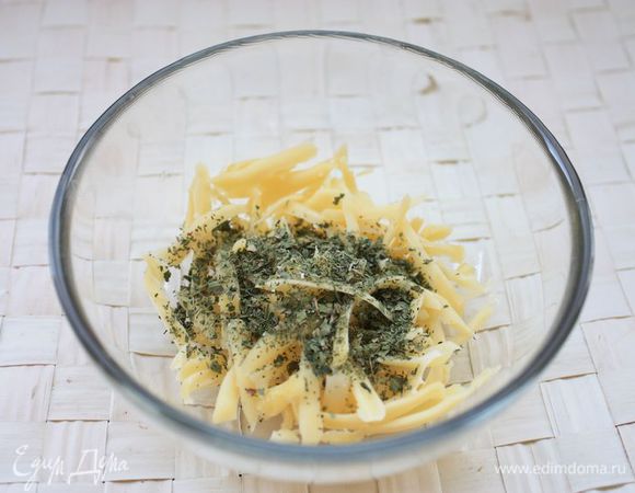 Натрите сыр на терке и смешайте с сушеным базиликом.