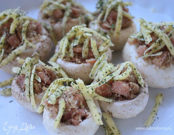 Аккуратно нафаршируйте шляпки шампиньонов получившейся грибно-ветчинной начинкой, а сверху присыпьте сыром. Очень рекомендую не скупиться и класть сыра побольше, потом будет вкуснее! :)