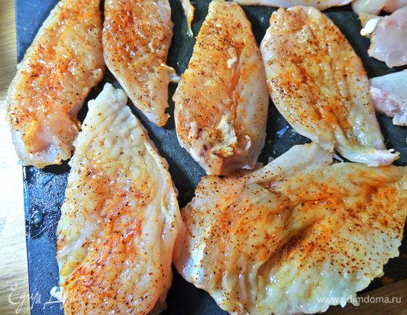 Перевернуть и посыпать приправой для курицы.