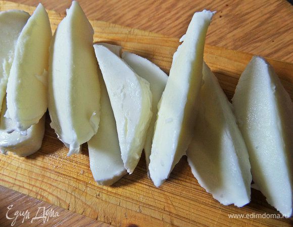 Шарик моцареллы поделить на дольки.