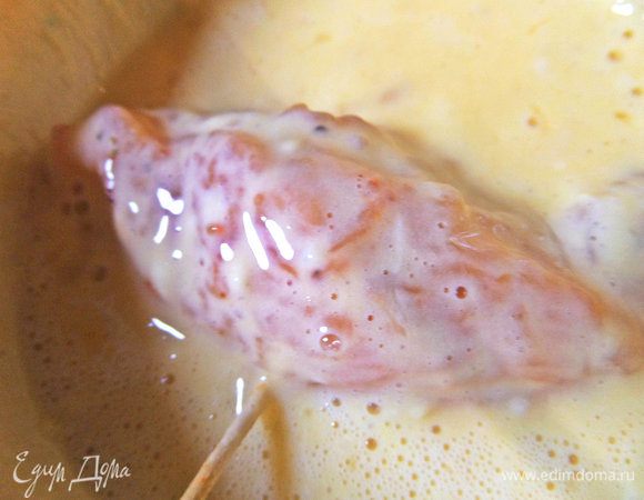 Закрепить зубочисткой и окунуть в кляр. Для этого взбить яйцо, воду и муку.